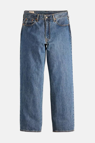 Jean décontracté de denim bleu moyen de Levi's® avec des poches classiques et des jambes droites.