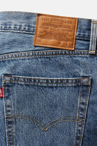 Wijde jeans in middenblauw denim van Levi's, met kenmerkende achterzak en leren patch.
