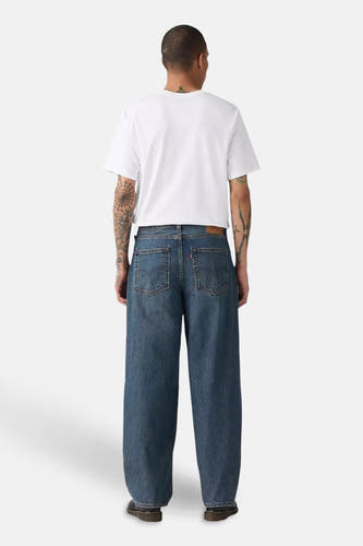 Jean droit en denim bleu de Levi's®, avec des coutures larges et deux poches arrière.
