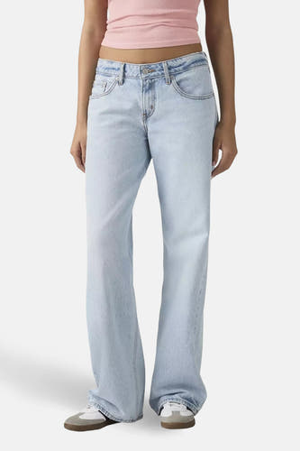 Jeans wide van lichtblauw denim van Levi's®, met wijde pijpen en gedragen met sneakers.