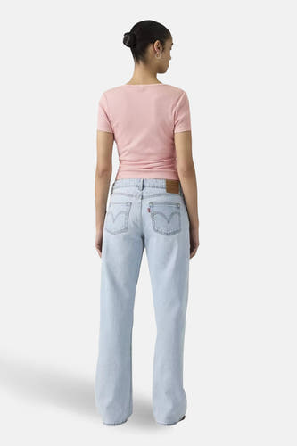 Jeans wide lichtblauw denim van Levi's®, met klassieke achterzakken en een bruin leren patch.