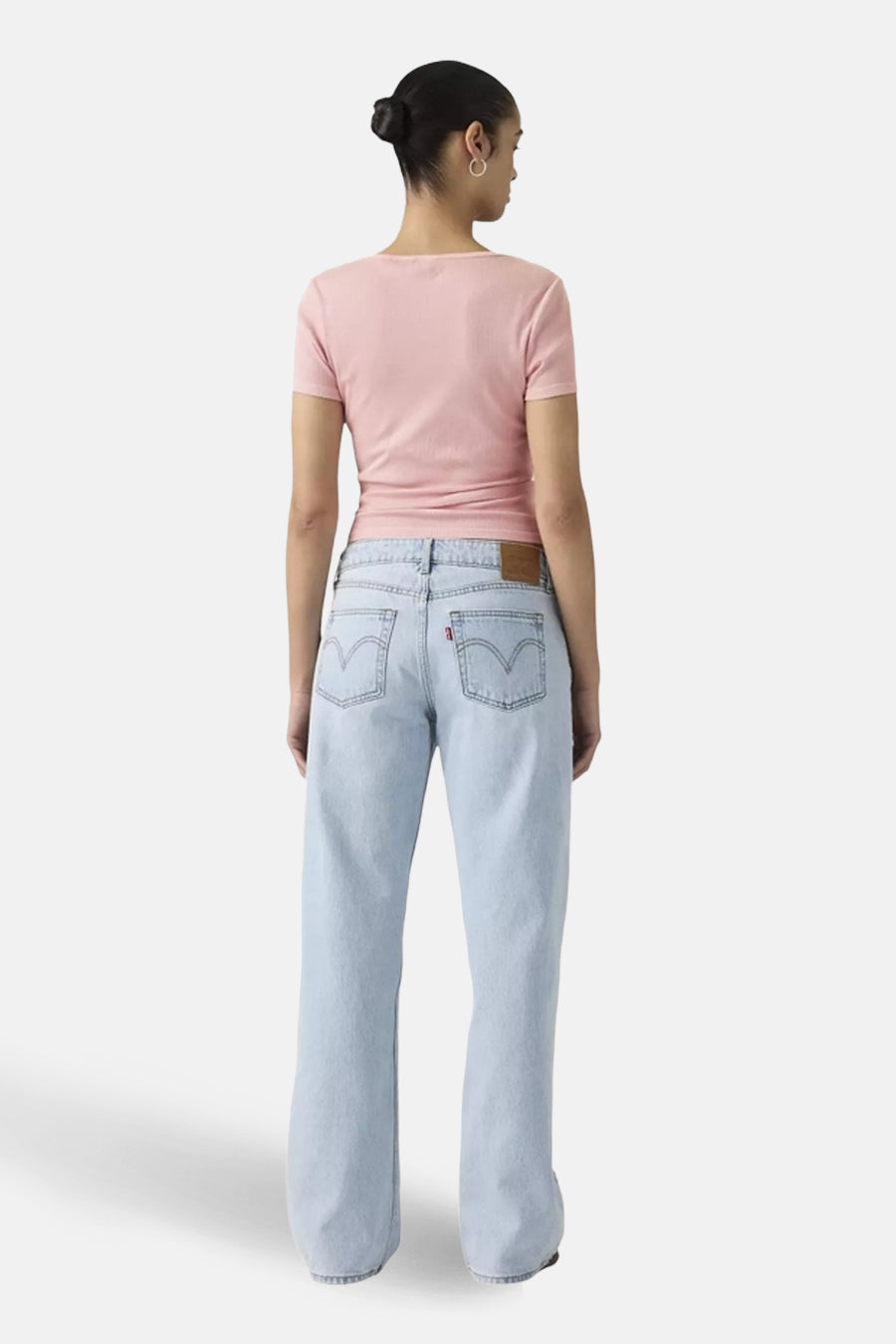 Jeans wide lichtblauw denim van Levi's®, met klassieke achterzakken en een bruin leren patch.