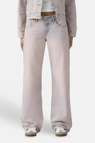 Pantalon rose de Levi's® avec coupe large, poches arrière, onglet rouge et patch en cuir.