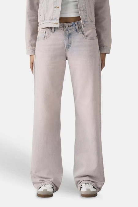 Pantalon rose de Levi's® avec coupe large, poches arrière, onglet rouge et patch en cuir.