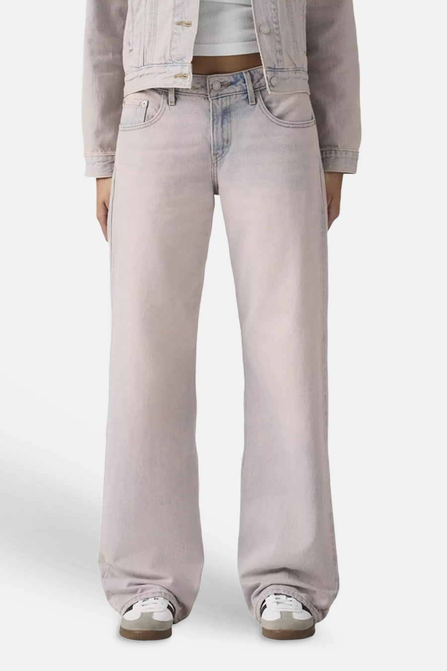 Pantalon rose de Levi's® avec coupe large, poches arrière, onglet rouge et patch en cuir.
