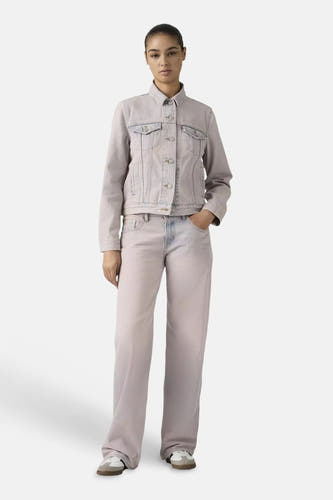 Pantalon rose de couleur de Levi's® à jambes larges, porté par un mannequin avec une veste en jean assortie et des baskets blanches.