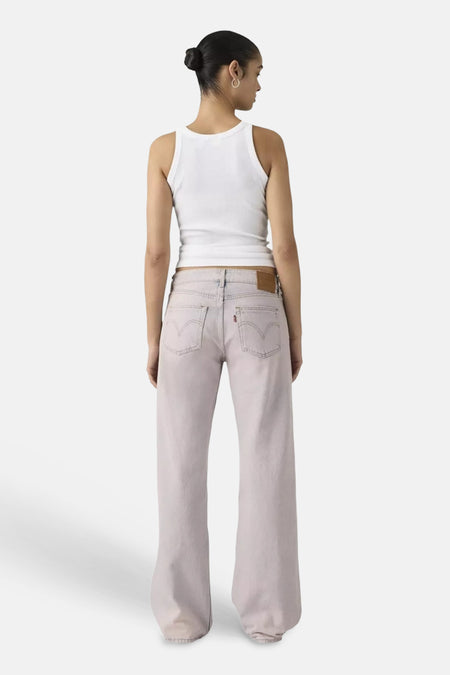 Roze colorbroek van Levi's® met wide-leg pasvorm, achterzakken, rode tab en leren patch.