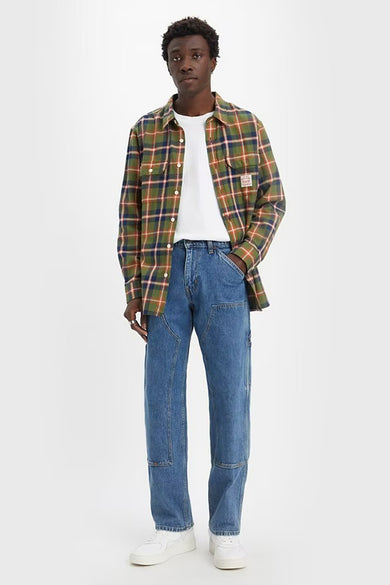 Jean en denim droit de Levi's, avec une poche à outils et porté avec un T-shirt blanc et des chaussures blanches.