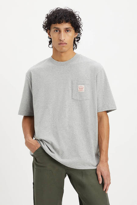 T-shirt gris de Levi's avec manches courtes et poche poitrine.