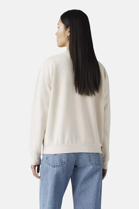 Witte ronde hals sweater van Levi's®, achterzijde, comfortabele pasvorm, gedragen met blauwe jeans