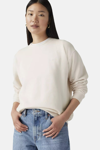 Witte ronde hals sweater van Levi's® met klein logo, losse pasvorm, gedragen met blauwe jeans, front view