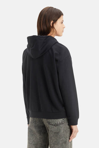 Pull-over noir avec capuche de Levi's, vu de derrière, associé à un jean gris.