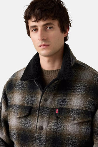 Multikleurige korte jas van Levi's, met een ruitpatroon en sherpakraag.
