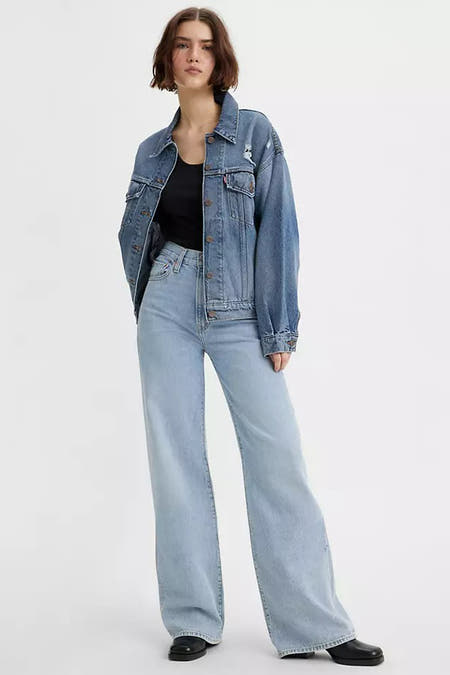 Jean décontracté de denim bleu clair de Levi's, associé à un tank-top noir, vu de dos.