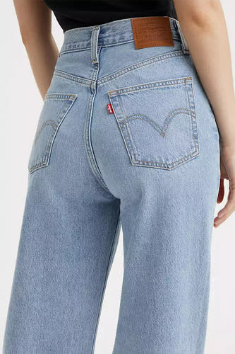 Jean en denim bleu clair large de Levi's®, avec des poches arrière et un petit étiquette de marque rouge sur la poche droite.
