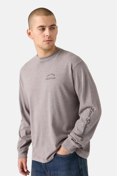 Beige T-shirt met lange mouwen van Levi's®, met een opschrift op de mouw en tekst op de borst.
