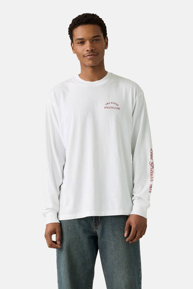 T-shirt blanc à manches longues de Levi's® avec logo rouge imprimé sur le dos et les manches.