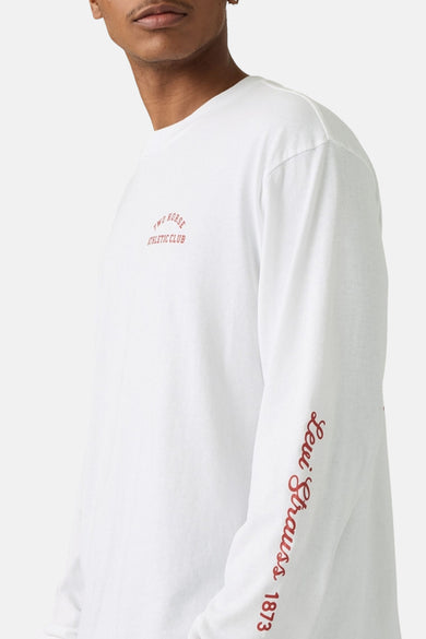 T-shirt blanc à manches longues de Levi's®, avec du texte rouge sur la poitrine et les manches.