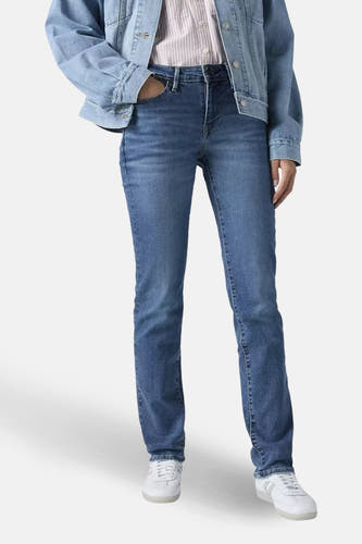 Jean slim fit en denim bleu de Levi's®, vue arrière, associé à une chemise rayée et des chaussures blanches.