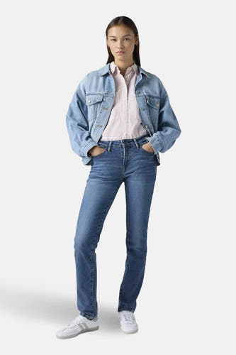 Jean slim fit en denim bleu moyen de Levi's®, stylé avec une chemise à rayures et une veste en jean.