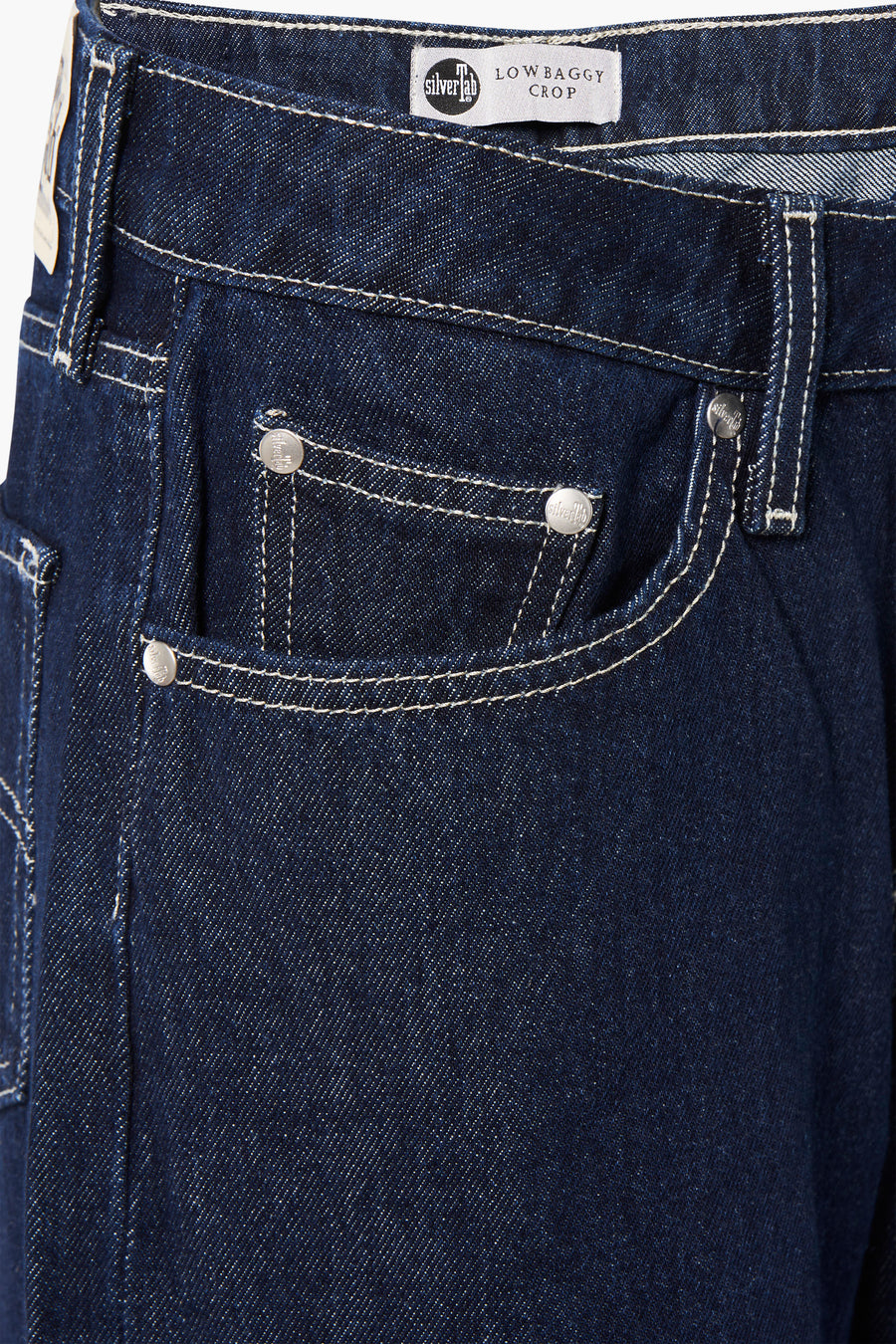 Jeans larges en denim bleu foncé de Levi's®, avec surpiqûres blanches et boutons métalliques.