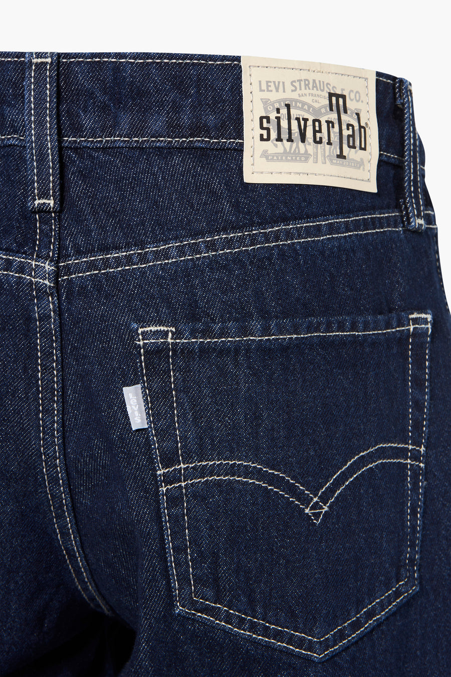 Jean large bleu foncé de Levi's, avec des surpiqûres claires sur la poche arrière et un patch en cuir.