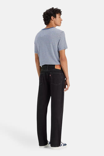 Jeans straight van zwart denim van Levi's®, met rode label op de tailleband, achterzijde.