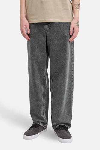 Jean droit gris de Levi's®, avec une texture denim délavée, porté avec un t-shirt beige et des baskets gris foncé.