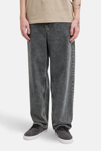 Jean droit en denim gris de Levi's®, avec un effet délavé.