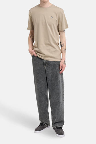 Grijze straight jeans van Levi's®, met een stonewashed denim textuur, gedragen met een beige T-shirt en donkergrijze sneakers.