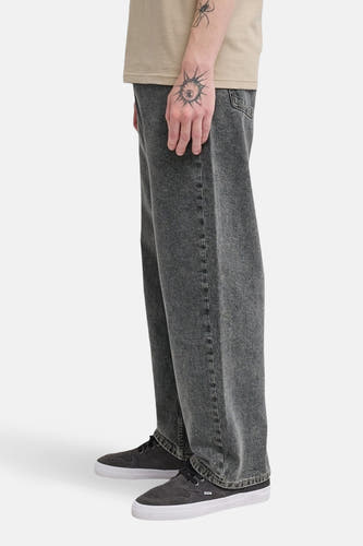 Jeans coupe droite en denim gris de Levi's, avec une coupe décontractée et des baskets grises.
