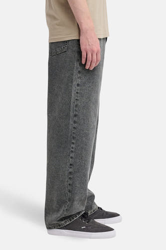 Jeans coupe droite en denim gris de Levi's®, avec jambes larges et un look décontracté.