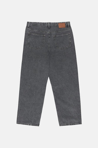 Jeans coupe droite en denim gris moyen de Levi's®, avec poches arrière et une étiquette de marque en cuir sur la ceinture.