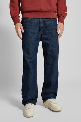 Jean bleu marine droit de Levi's, avec des poches arrière visibles et un étiquette de marque rouge.