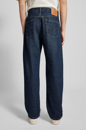 Donkerblauwe straight jeans van Levi's, met zichtbare achterzakken en een rood merklabel.
