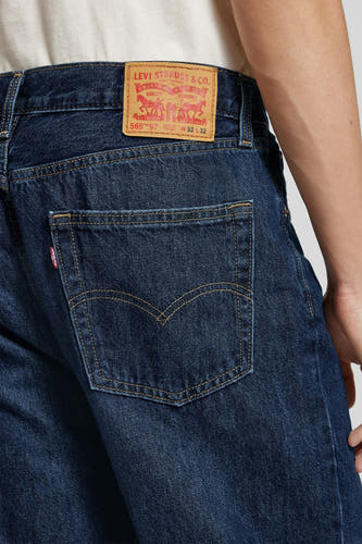 Jean droit bleu marine de Levi's avec une poche arrière et l'étiquette rouge du logo.