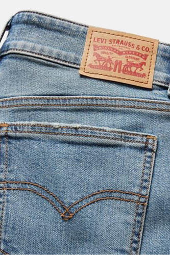 Jean en denim bleu clair évasé de Levi's, avec une poche arrière classique et un étiquette en cuir sur la ceinture.