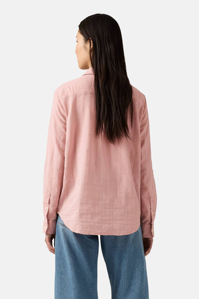 Chemise rose à longues manches de Levi's®, vue de dos, avec un motif de carreaux subtil et portée avec une pantalon en cuir.