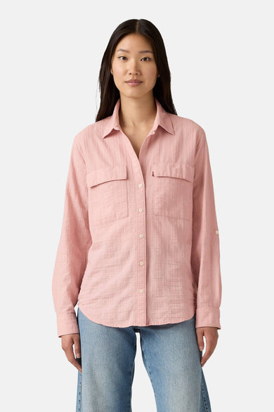 Chemise rose à longues manches de Levi's®, avec poches poitrine et portée avec un jean.