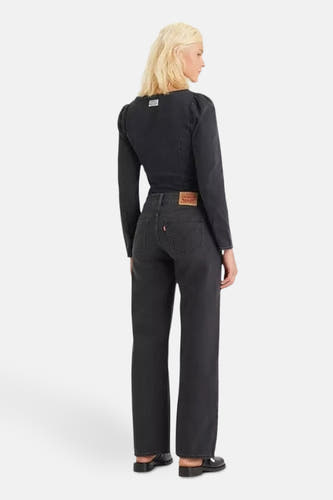 Donkergrijze wijde jeans van Levi's, achterkant weergegeven, gecombineerd met een zwarte top.