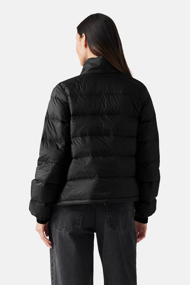 Manteau court noir de Levi's®, vu par derrière, associé à un jean gris.
