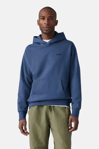 Pull-over bleu avec capuche de Levi's, doté d'une poche à l'avant et porté avec un pantalon kaki.