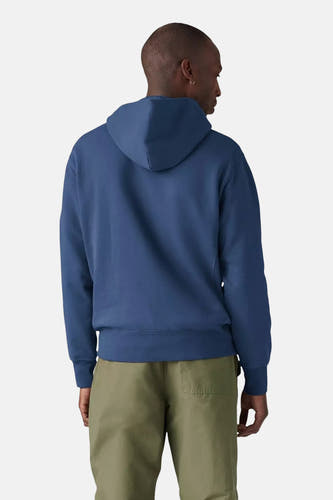 Pull-over bleu avec capuche de Levi's, vu de derrière, associé à un pantalon vert.