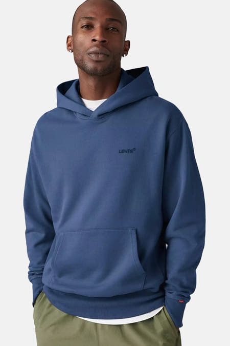 Gilet bleu avec capuche de Levi's®, avec poche kangourou et petit logo imprimé sur la poitrine.
