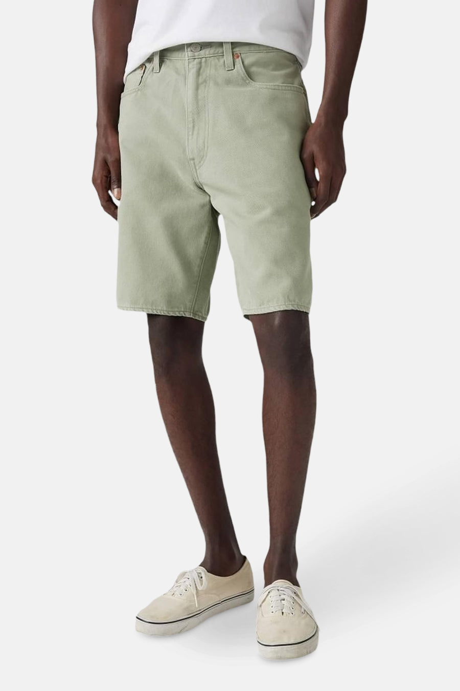 Short vert de Levi's, gedragen met crèmekleurige schoenen en een wit T-shirt tegen een witte achtergrond.