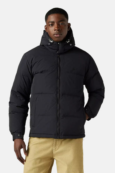 Manteau court noir de Levi's®, avec capuche et poche, associé à un pantalon kaki.