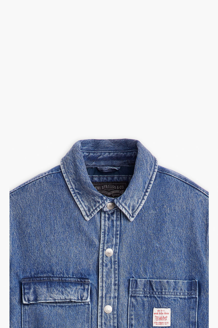Close-up denim shirt met merkdetails.