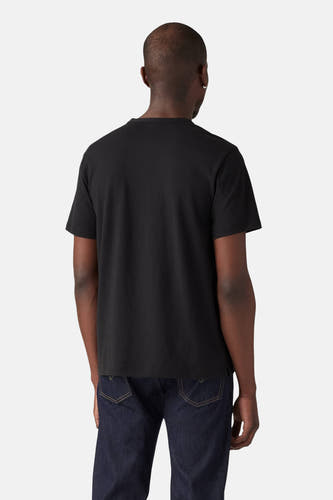 T-shirt noir à manches courtes de Levi's®, vu de dos, associé à des jeans foncés.