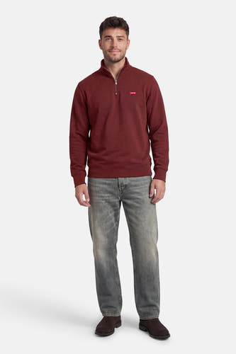 Bordeauxkleurige sweater van Levi's, met een korte rits en gedragen met jeans en suède schoenen.
