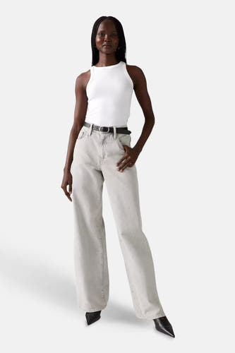 Jean droit en denim gris clair de Levi's®, vu de derrière, associé à un chemisier blanc.